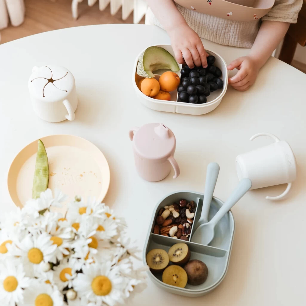 Mushie Kinder-Lunchbox Mit Gabel Und Löffel Cloud 5 Mushie Kinder-Lunchbox Mit Gabel Und Löffel Cloud – Bild 3